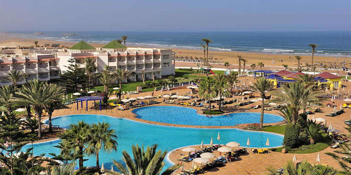 Hotel et piscine en bord de Mer