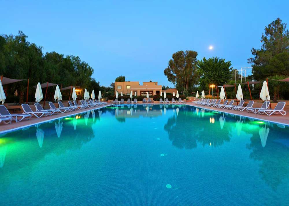 Piscine extérieure de l'hôtel